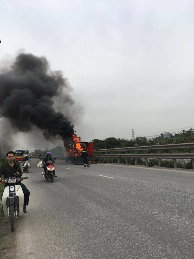 ha noi xe cuu hoa boc chay du doi giua duong