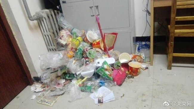 nhung can phong ky tuc ban con hon ca bai rac cua sinh vien trung quoc khien nhieu nguoi hoang hon