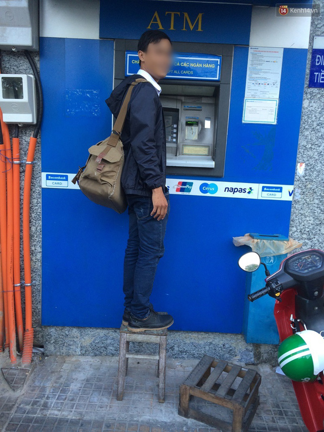 can canh cay atm trong buc anh gay bao mxh co gai bac ghe rut tien vi bac them da bi do bo