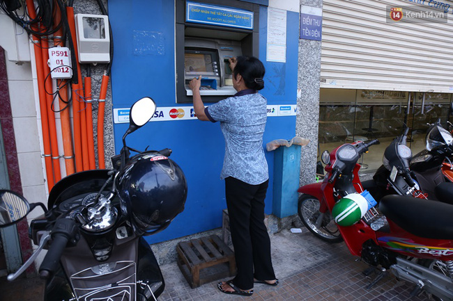 can canh cay atm trong buc anh gay bao mxh co gai bac ghe rut tien vi bac them da bi do bo