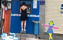can canh cay atm trong buc anh gay bao mxh co gai bac ghe rut tien vi bac them da bi do bo