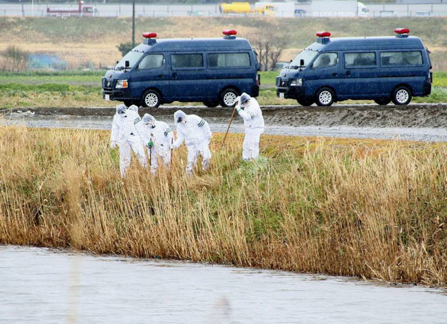 be gai nguoi viet da phat hien nguoi la mat co dau hieu kha nghi tren duong den truong tu nhieu thang truoc