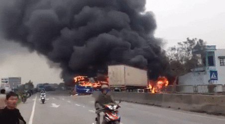 thanh hoa dau dau giua duong xe khach giuong nam xe container boc chay du doi