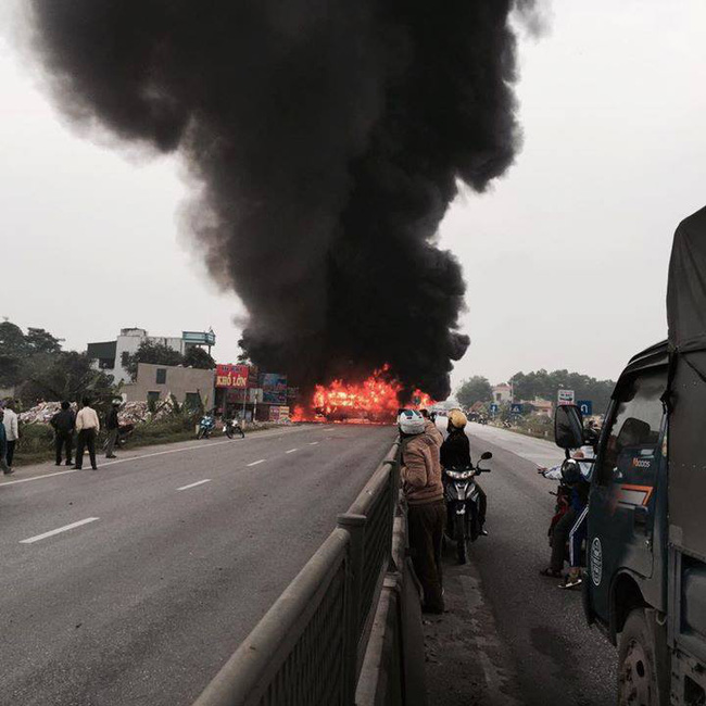 thanh hoa dau dau giua duong xe khach giuong nam xe container boc chay du doi