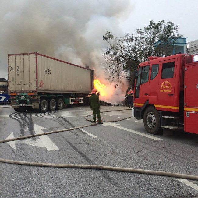 thanh hoa dau dau giua duong xe khach giuong nam xe container boc chay du doi