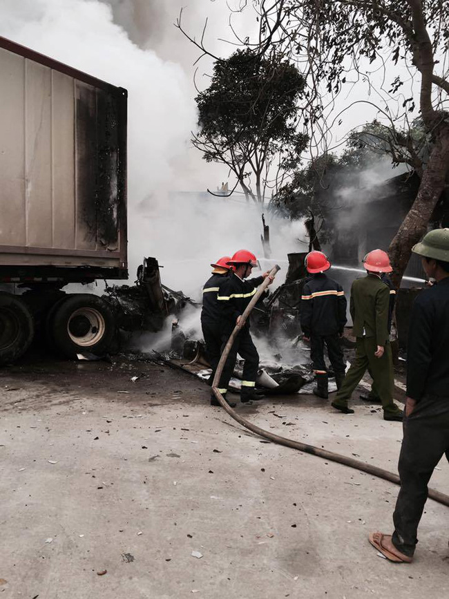 thanh hoa dau dau giua duong xe khach giuong nam xe container boc chay du doi