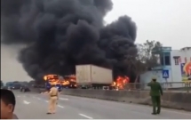 thanh hoa dau dau giua duong xe khach giuong nam xe container boc chay du doi