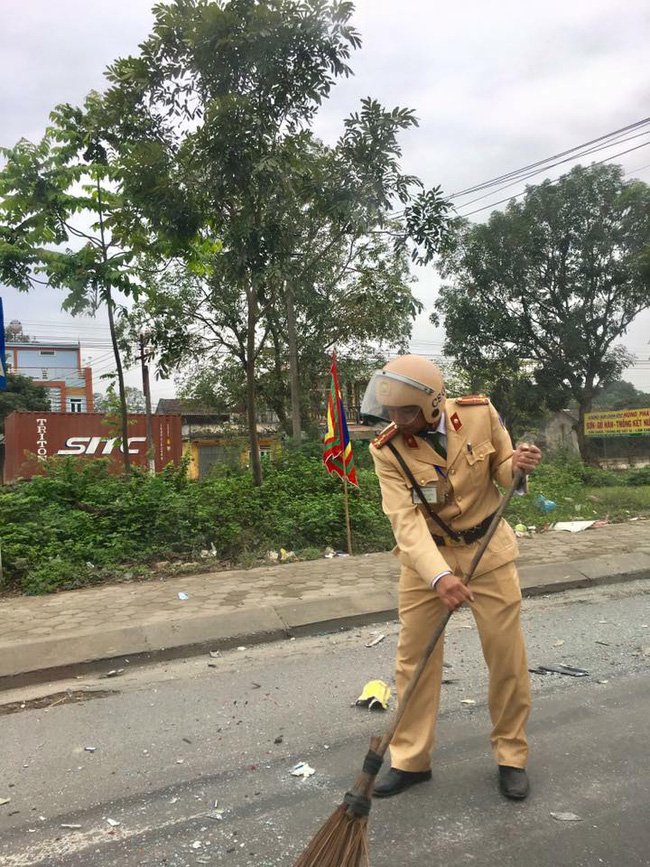 hanh dong dep csgt thanh hoa quet manh kinh vo tren duong