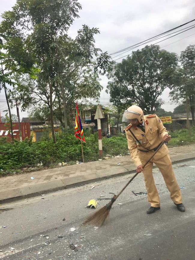 hanh dong dep csgt thanh hoa quet manh kinh vo tren duong