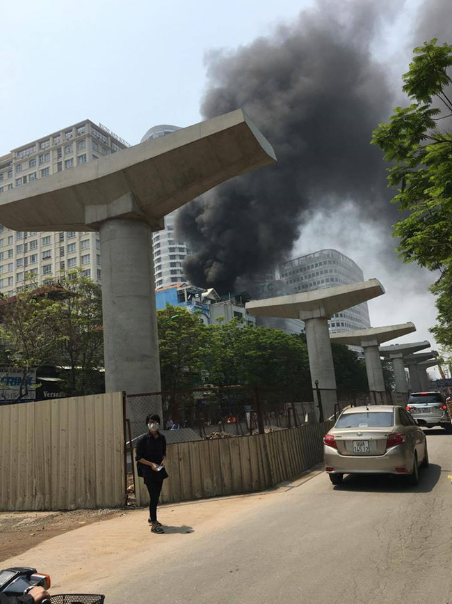 ha noi chay cua hang chan ga tren duong xuan thuy khoi den mu mit