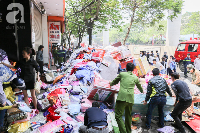 ha noi chay cua hang chan ga tren duong xuan thuy khoi den mu mit