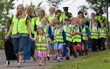 tre em o cac nuoc tren the gioi thuong den truong bang cach nao