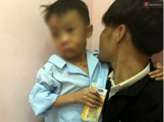 ha tinh vat the la nghi kip min phat no be trai 8 tuoi dap nat ban tay