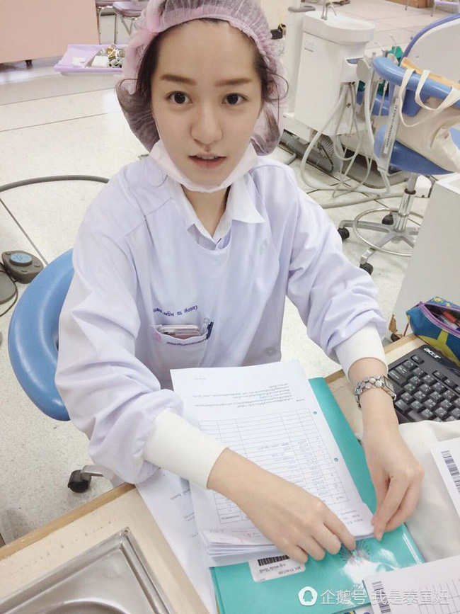 nu nha si da xinh dep nhu dien vien lai con tot nghiep truong dai hoc hang dau thai lan