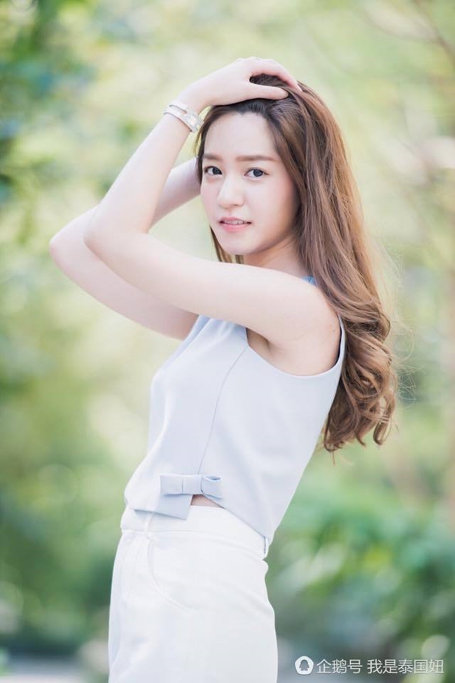 nu nha si da xinh dep nhu dien vien lai con tot nghiep truong dai hoc hang dau thai lan