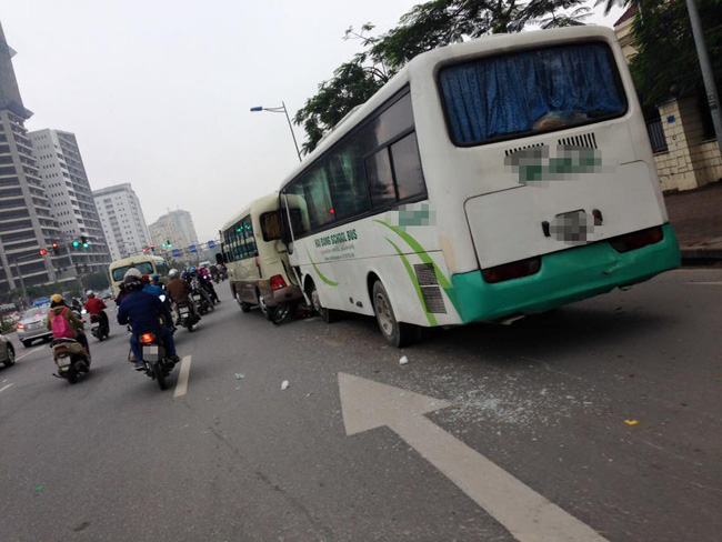 ha noi xe khach dam xe tang le gay tai nan lien hoan 1 nguoi tu vong