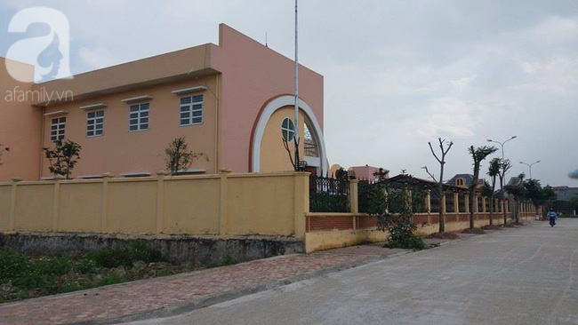 vu be gai 4 tuoi nghi bi co giao quen trong wc co the khao sat hoc sinh de tim ra su that