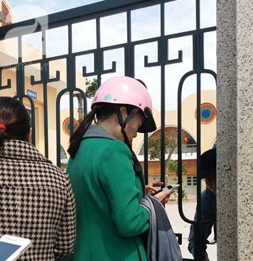 vu be gai 4 tuoi nghi bi co giao quen trong wc co the khao sat hoc sinh de tim ra su that