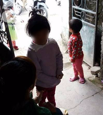 vu be gai 4 tuoi nghi bi co giao quen trong wc co the khao sat hoc sinh de tim ra su that