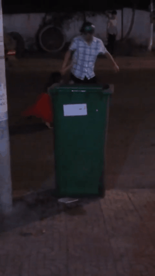 su that dang sau clip nam thanh nien danh ban gai giua duong luc dem khuya