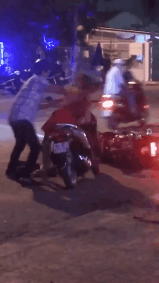 su that dang sau clip nam thanh nien danh ban gai giua duong luc dem khuya