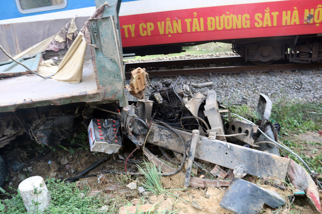 xe tai nat bet sau khi bi tau lua keo le hon 100 met o quang nam