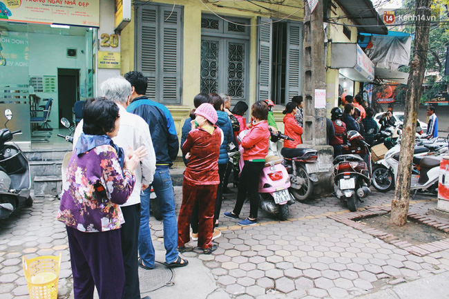 nguoi ha noi day som xep hang cho mua banh troi banh chay don tet han thuc