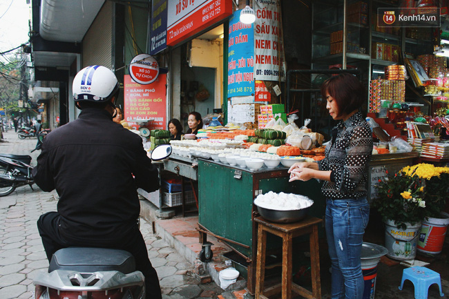 nguoi ha noi day som xep hang cho mua banh troi banh chay don tet han thuc