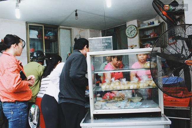 nguoi ha noi day som xep hang cho mua banh troi banh chay don tet han thuc