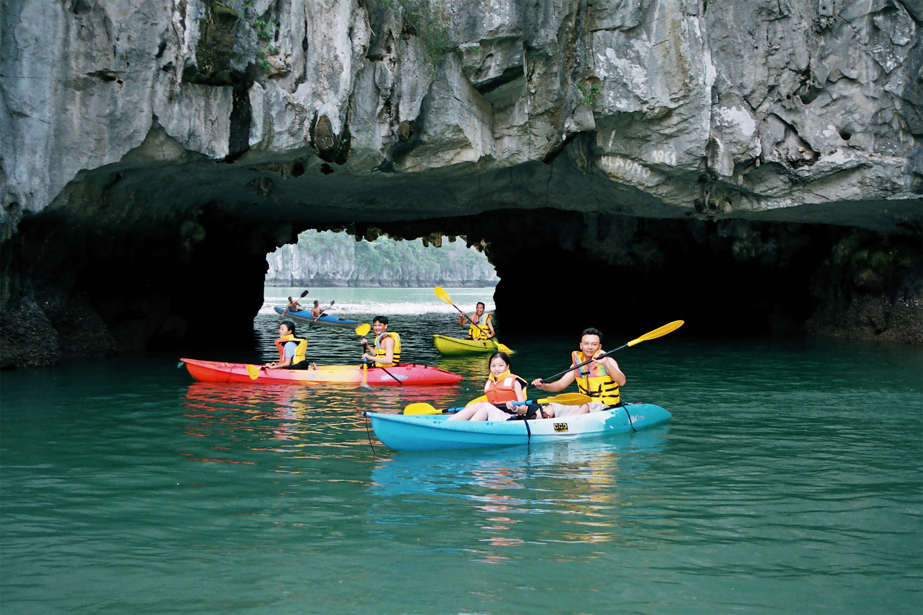 dich vu cheo thuyen kayak tren vinh ha long dung hoat dong ke tu ngay 14