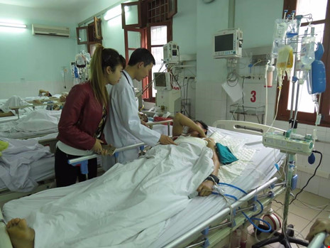 nam thanh nien bi dam gan dut tim thuy phoi duoc cuu song