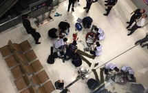 thai lan nam du khach ngoai quoc nhay tu thang cuon tang 4 cua san bay xuong dat tu tu