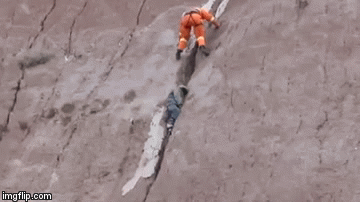 nga xuong tu vach da cao gan 100m cau be trung quoc may man thoat chet trong gang tac