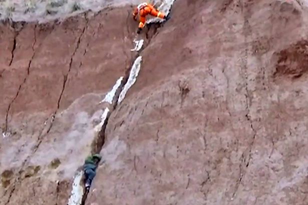 nga xuong tu vach da cao gan 100m cau be trung quoc may man thoat chet trong gang tac