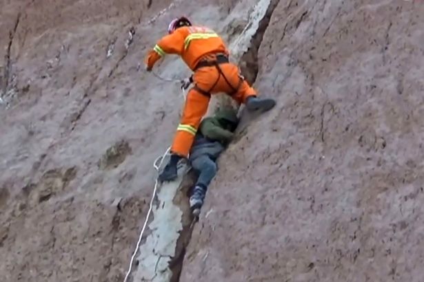 nga xuong tu vach da cao gan 100m cau be trung quoc may man thoat chet trong gang tac