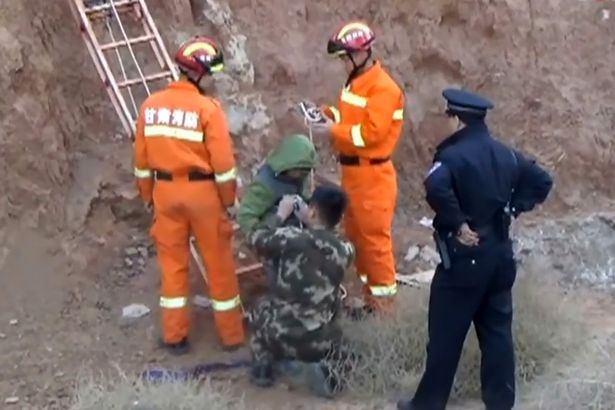 nga xuong tu vach da cao gan 100m cau be trung quoc may man thoat chet trong gang tac