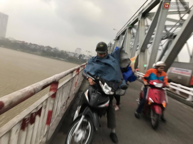 chum anh nguoi dan ha noi chat vat den cong so sau con mua kem gio giat tu sang som