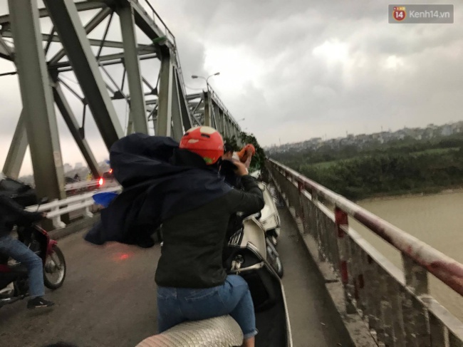 chum anh nguoi dan ha noi chat vat den cong so sau con mua kem gio giat tu sang som