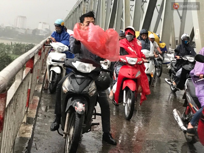 chum anh nguoi dan ha noi chat vat den cong so sau con mua kem gio giat tu sang som