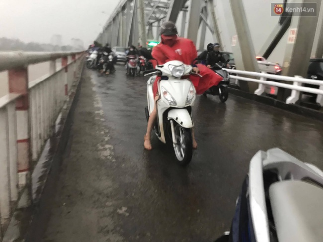 chum anh nguoi dan ha noi chat vat den cong so sau con mua kem gio giat tu sang som