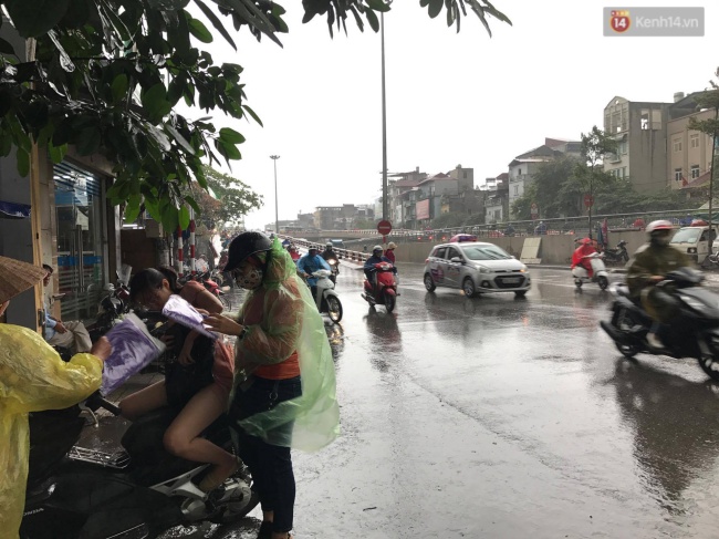 chum anh nguoi dan ha noi chat vat den cong so sau con mua kem gio giat tu sang som