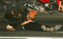 nghe an cu ba gao khoc giua duong ngoi om thi the chong bi xe dau keo can tu vong