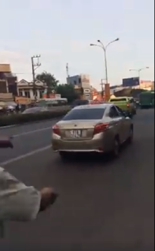 binh duong chay au tong nga co gai tai xe taxi co thu tren xe roi nhan luc khong ai de y voi lai xe bo chay