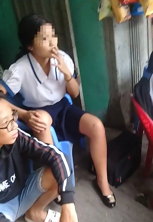 be gai mac dong phuc hoc sinh phi pheo khoi thuoc chuyen nghiep khien nhieu phu huynh giat minh thon thot