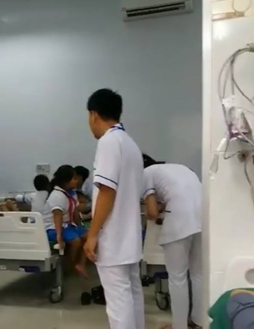 gan 100 hoc sinh truong tieu hoc sau khi uong sua nghi bi ngo doc