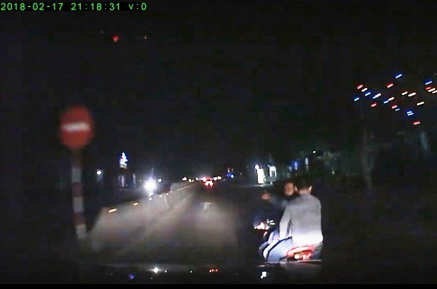 nghe an 3 thanh nien ruot duoi dap pha o to vi bi va cham