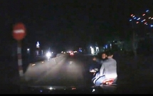 nghe an 3 thanh nien ruot duoi dap pha o to vi bi va cham