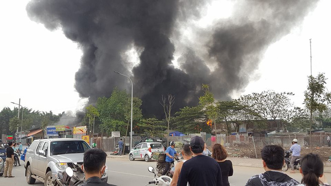 ha noi chay cua hang giay roi lan sang nhieu nha lien ke cot khoi boc len den kit tu lang trieu khuc