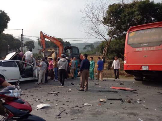 hoa binh dap cua kinh cuu hai bo con tai xe xe 4 cho sau cu va cham manh voi xe khach