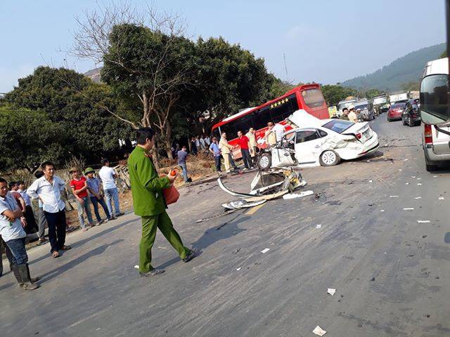 hoa binh dap cua kinh cuu hai bo con tai xe xe 4 cho sau cu va cham manh voi xe khach